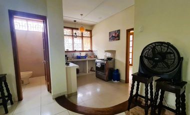 Relájate mientras observas a tus hijos divertirse en el jardín. La comodidad y la tranquilidad están garantizadas.