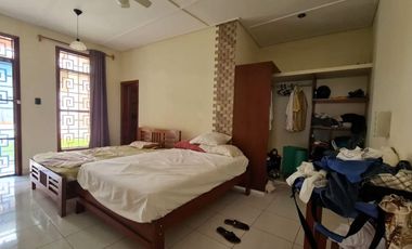 Relájate mientras observas a tus hijos divertirse en el jardín. La comodidad y la tranquilidad están garantizadas.