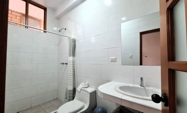 Relájate mientras observas a tus hijos divertirse en el jardín. La comodidad y la tranquilidad están garantizadas.