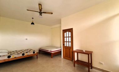 Relájate mientras observas a tus hijos divertirse en el jardín. La comodidad y la tranquilidad están garantizadas.