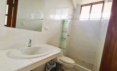 Relájate mientras observas a tus hijos divertirse en el jardín. La comodidad y la tranquilidad están garantizadas.