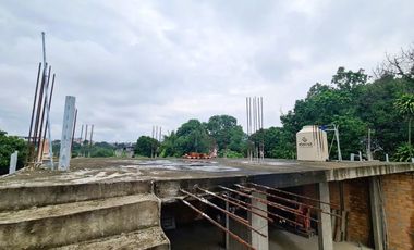 Relájate mientras observas a tus hijos divertirse en el jardín. La comodidad y la tranquilidad están garantizadas.