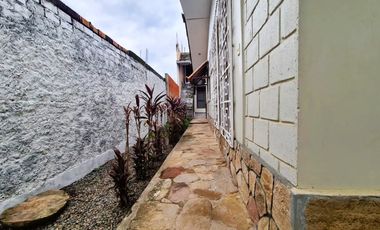 Relájate mientras observas a tus hijos divertirse en el jardín. La comodidad y la tranquilidad están garantizadas.