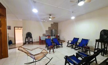 Relájate mientras observas a tus hijos divertirse en el jardín. La comodidad y la tranquilidad están garantizadas.