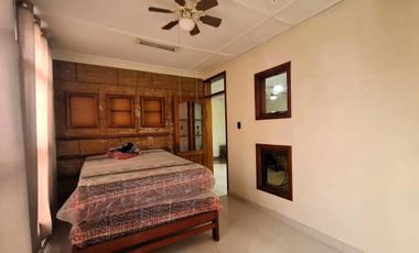 Relájate mientras observas a tus hijos divertirse en el jardín. La comodidad y la tranquilidad están garantizadas.