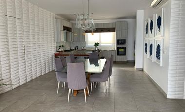 En venta departamento penthouse de 4 dormitorios en Punta Blanca.