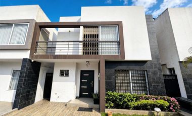 CASA CON PISCINA EN VENTA EN URB CELESSIA -MACHALA