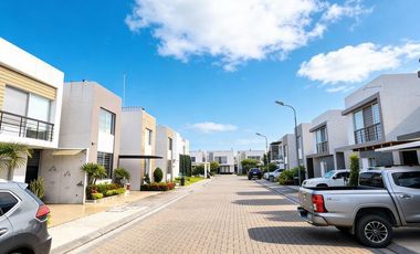 CASA CON PISCINA EN VENTA EN URB CELESSIA -MACHALA