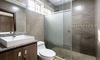CASA CON PISCINA EN VENTA EN URB CELESSIA -MACHALA