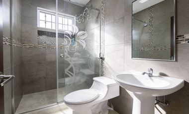 CASA CON PISCINA EN VENTA EN URB CELESSIA -MACHALA