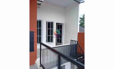 Dijual cepat rumah 2 lantai rapi siap huni di limus pratama