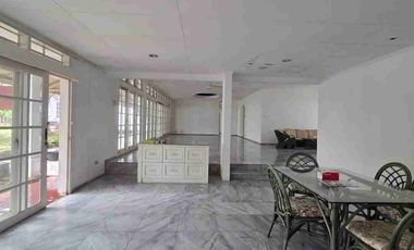 FOR SALE
RUMAH SIAP HUNI
DI JAYA MANDALA KUNINGAN 
SHM
Lt. ±1770m²
Lb ±800m²
Bangunan 1 lantai
Kt. 5
Km. 4
1 main house
1 pavilion
Swimming pool 12x5m²
Garden
Gazebo
Listrik 23000watt
Garasi 4 mobil
Carport 2 mobil
Hadap utara

Harga 40jt/m2 nepis