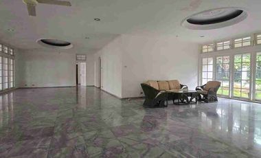 FOR SALE
RUMAH SIAP HUNI
DI JAYA MANDALA KUNINGAN 
SHM
Lt. ±1770m²
Lb ±800m²
Bangunan 1 lantai
Kt. 5
Km. 4
1 main house
1 pavilion
Swimming pool 12x5m²
Garden
Gazebo
Listrik 23000watt
Garasi 4 mobil
Carport 2 mobil
Hadap utara

Harga 40jt/m2 nepis