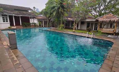 FOR SALE
RUMAH SIAP HUNI
DI JAYA MANDALA KUNINGAN 
SHM
Lt. ±1770m²
Lb ±800m²
Bangunan 1 lantai
Kt. 5
Km. 4
1 main house
1 pavilion
Swimming pool 12x5m²
Garden
Gazebo
Listrik 23000watt
Garasi 4 mobil
Carport 2 mobil
Hadap utara

Harga 40jt/m2 nepis