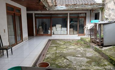 Rumah strategis perlu renovasi nyaman layout bagus di Taman Sakura, Bandung