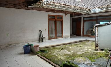 Rumah strategis perlu renovasi nyaman layout bagus di Taman Sakura, Bandung