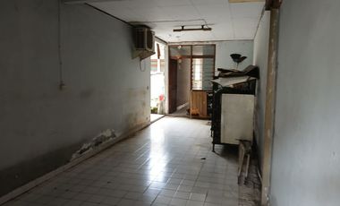 Rumah strategis perlu renovasi nyaman layout bagus di Taman Sakura, Bandung