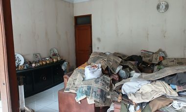 Rumah strategis perlu renovasi nyaman layout bagus di Taman Sakura, Bandung