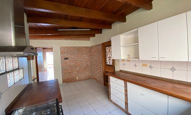 BONITA CASA, ESTILO RUSTICO CON MARAVILLOSA VISTA EN CASUARINAS SUR