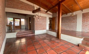 BONITA CASA, ESTILO RUSTICO CON MARAVILLOSA VISTA EN CASUARINAS SUR