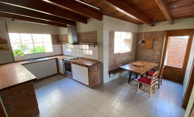 BONITA CASA, ESTILO RUSTICO CON MARAVILLOSA VISTA EN CASUARINAS SUR