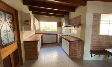 BONITA CASA, ESTILO RUSTICO CON MARAVILLOSA VISTA EN CASUARINAS SUR