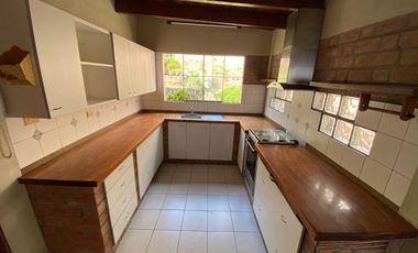 BONITA CASA, ESTILO RUSTICO CON MARAVILLOSA VISTA EN CASUARINAS SUR