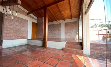 BONITA CASA, ESTILO RUSTICO CON MARAVILLOSA VISTA EN CASUARINAS SUR