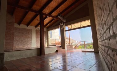 BONITA CASA, ESTILO RUSTICO CON MARAVILLOSA VISTA EN CASUARINAS SUR