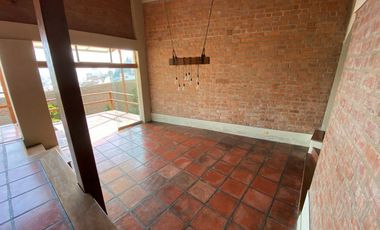 BONITA CASA, ESTILO RUSTICO CON MARAVILLOSA VISTA EN CASUARINAS SUR