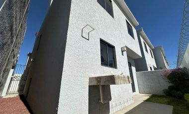 Amplia Casa Minimalista con Vestidor y Baño en la Recamara Principal al Sur de Pachuca.