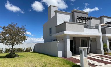 En Venta Casa de Tres Recamaras con Amplios Espacios en su Patio y Terraza en Pachuca.