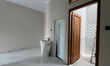 DIJUAL RUMAH BARU 2 LANTAI DI SOLO SUMBER DEKAT GRAHA SABA BUANA