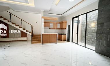 DIJUAL RUMAH BARU 2 LANTAI DI SOLO SUMBER DEKAT GRAHA SABA BUANA