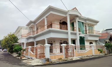 Posisi Hook Paling Strategis! Rumah Besar di Harapan Indah, Selangkah ke Pusat Kuliner & Mall (13719 ER)