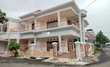 Posisi Hook Paling Strategis! Rumah Besar di Harapan Indah, Selangkah ke Pusat Kuliner & Mall (13719 ER)