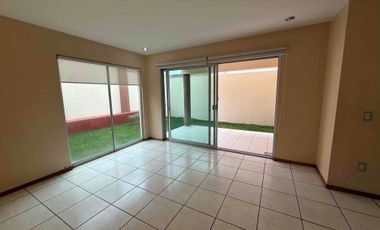 Casa en venta en el Boulevard de Jardín Real Zapopan, Zona Real
