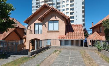 Se Vende Casa en Condominio Altos de Viña, a 5 minutos del centro de Viña