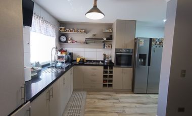 Se Vende Casa en Condominio Altos de Viña, a 5 minutos del centro de Viña