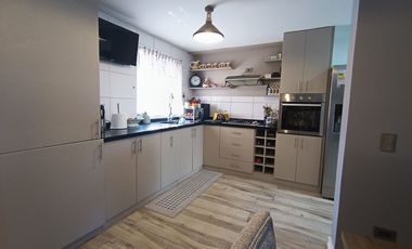 Se Vende Casa en Condominio Altos de Viña, a 5 minutos del centro de Viña