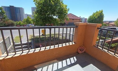 Se Vende Casa en Condominio Altos de Viña, a 5 minutos del centro de Viña