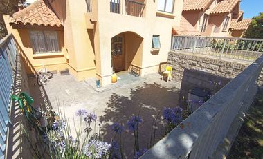 Se Vende Casa en Condominio Altos de Viña, a 5 minutos del centro de Viña