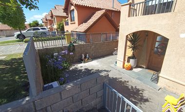 Se Vende Casa en Condominio Altos de Viña, a 5 minutos del centro de Viña