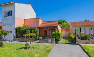 Chalet sobre terreno propio con amplio parquerizado en calles asfaltada