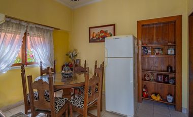 Chalet sobre terreno propio con amplio parquerizado en calles asfaltada