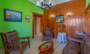 Chalet sobre terreno propio con amplio parquerizado en calles asfaltada