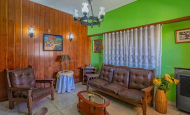 Chalet sobre terreno propio con amplio parquerizado en calles asfaltada