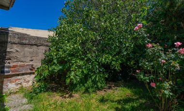 Chalet sobre terreno propio con amplio parquerizado en calles asfaltada