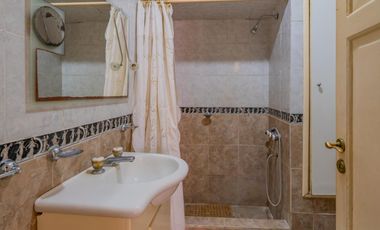 Chalet sobre terreno propio con amplio parquerizado en calles asfaltada