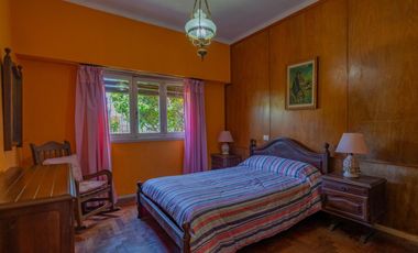 Chalet sobre terreno propio con amplio parquerizado en calles asfaltada